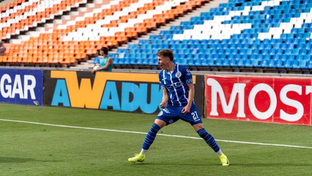 Noa Lang PSV transfer in beeld met PSV-speler op het veld en supporters op de tribune