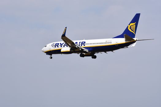 Ryanair vliegtuig op de luchthaven met focus op handbagage, vliegroutes en vertrekopties voor reizigers uit Cuijk in 2026