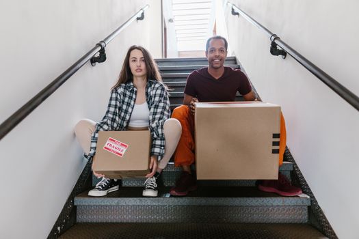 Stel richt hun eerste gezamenlijke woning in Cuijk in met dozen, meubels en woonaccessoires