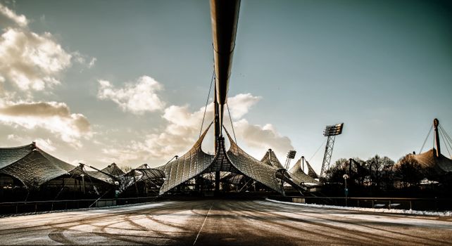 Skeleton olympische spelen 2026 met een atleet die head-first op een slee door een ijzige bocht gaat