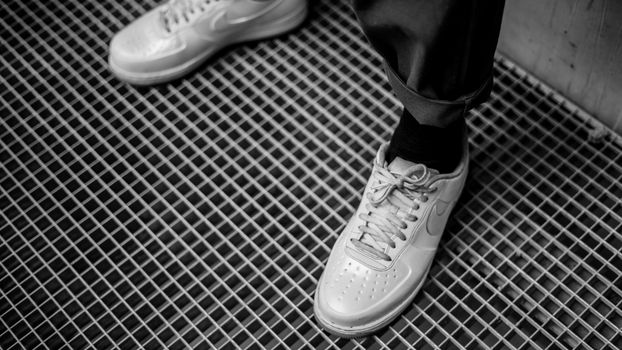 Trendy sneakers volgens de sneaker trends 2026 in een winkelstraat in Cuijk