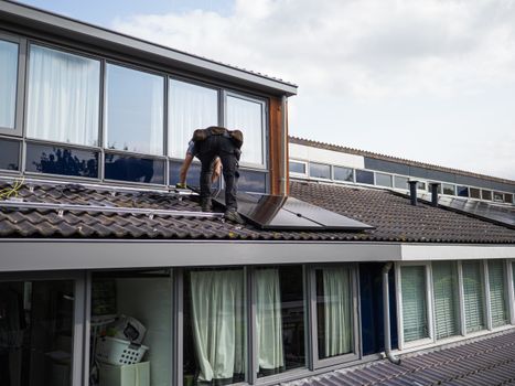 Thuisbatterij naast omvormer in een woning in Cuijk met zonnepanelen op het dak