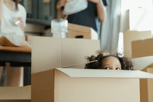 Ouder met kind voor verhuisdozen in nieuwe woning in Cuijk na scheiding