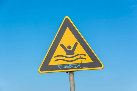Waarschuwing voor vrij hoge temperaturen boven centrum Cuijk met zonnig plein en mensen in de schaduw